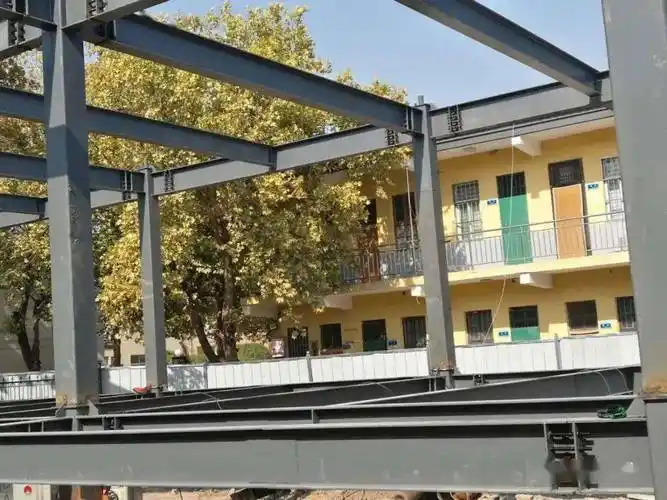 有如下几个位置明显不同:1,钢柱的牛腿连接位置,保留了腹板螺栓连接和