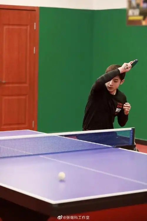 12 09:07:01 1 / 4 近日,张继科一组打乒乓球的照片曝光,照片中一身
