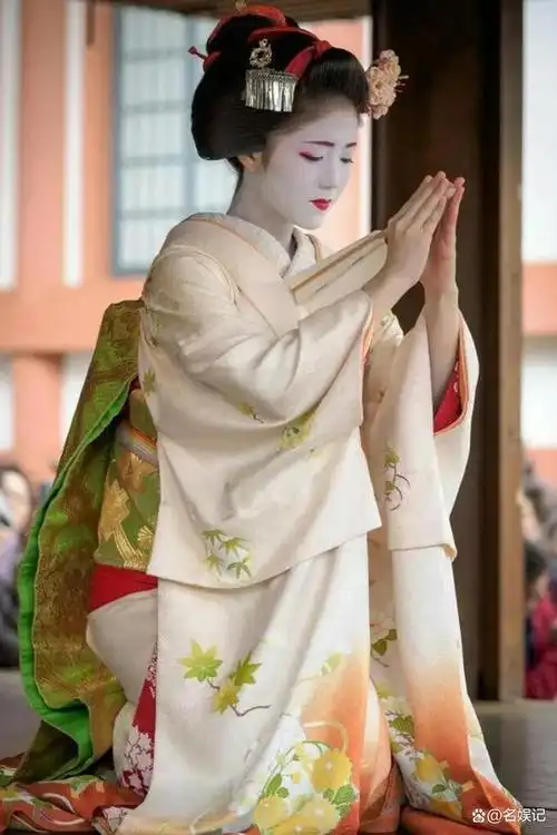 她们以奇特的外表而著称,例如,她们穿着日本传统和服,梳着传统发型和