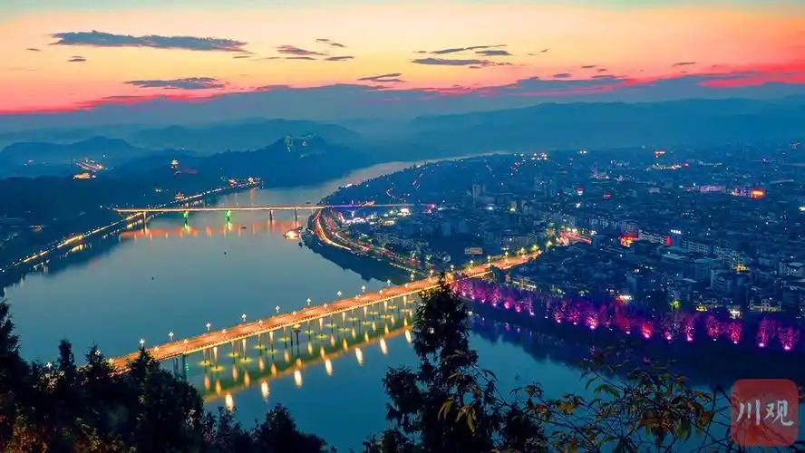 鳌山圣景.俯瞰古城.白塔夕阳映古城.暮色下的阆中古城夜景全貌.