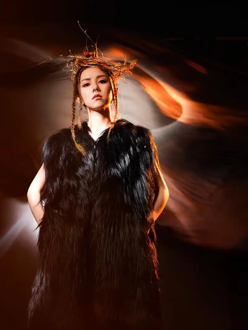 邓紫棋新专辑写真眼神凌冽深v亮片裙大秀曼妙好身材