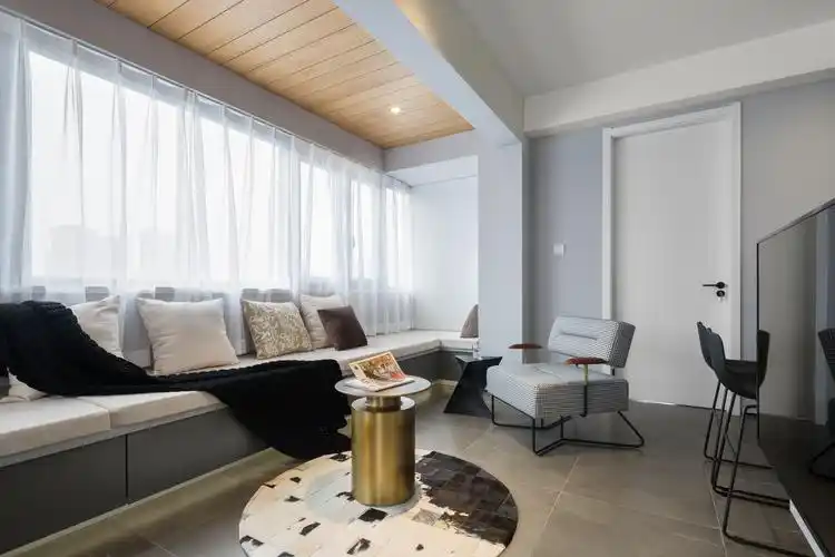 90㎡现代简约两居装修客厅飘窗台设计