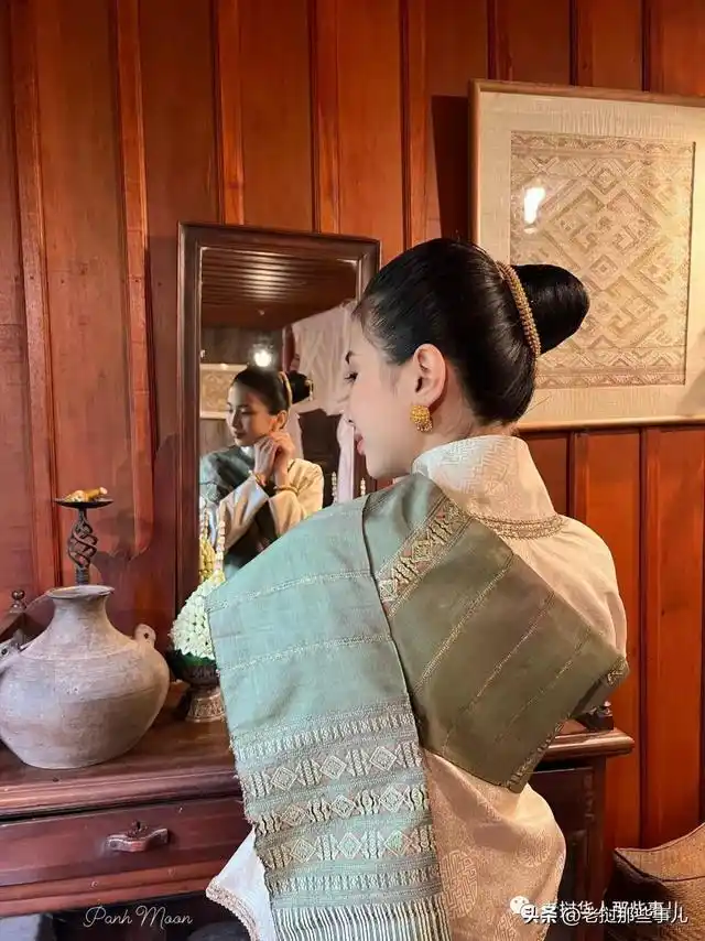 水音又发出写真,身穿五六十年代老挝传统服饰,温婉端庄的美人