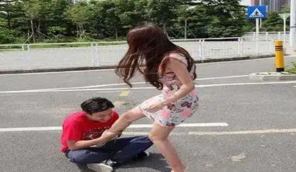 妹子被帅哥抱了大腿,咋还不情愿呢,是不是不符合你的要求啊