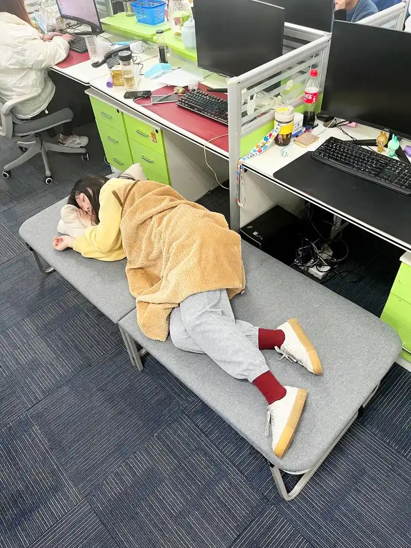 中午的时候午休趴在桌子上睡,头昏脑 - 抖音