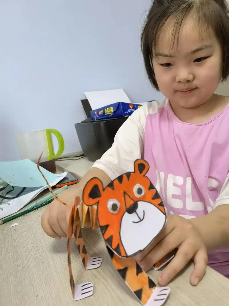 姐姐美术课折纸老虎弟弟自己创作折纸三角龙龙最和谐的一下午