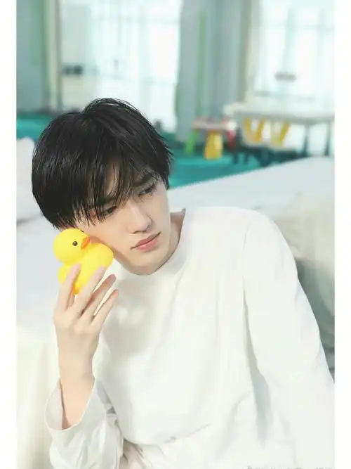 果然成年了,拿着小黄鸭看起来都酷酷的#宋亚轩