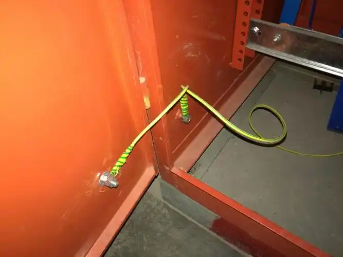 整改后:配电箱门跨接地线已接到接地排上.