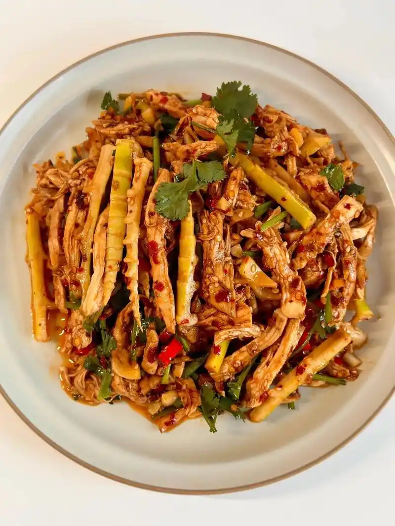 这道凉拌鸡丝嫩笋笋和鸡肉真的很配