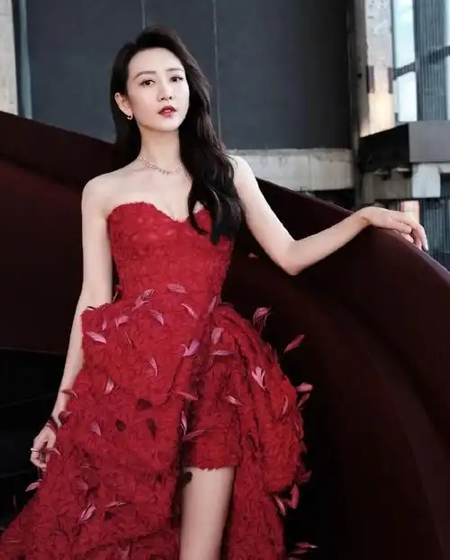 王鸥红色抹胸礼服写真惊艳迷人