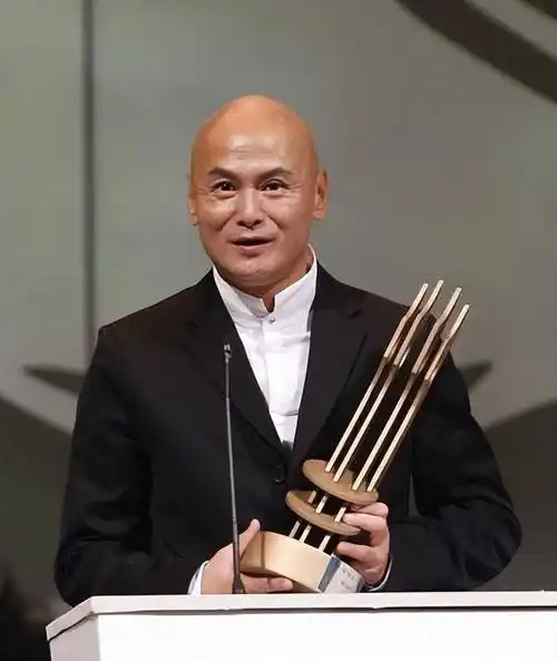 原创演员刘家辉两婚两离瘫痪时妻儿争家产如今66岁独居老人院