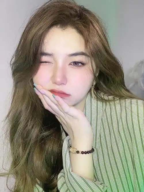 简单的衣服也能拍出好看的照片……自拍时解放双手疯狂凹造型几个自拍