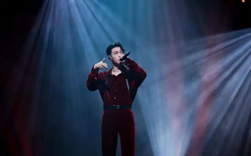 张艺兴红色丝绒套装舞台照图片39