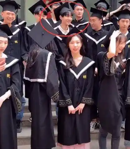 和班级里的同学一起拍毕业照的时候,王俊凯很低调站在第二排,曾经他的