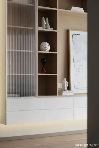 电视背景墙柜局部长虹玻璃门的使用,虚实结合,给人以多层次的感受.