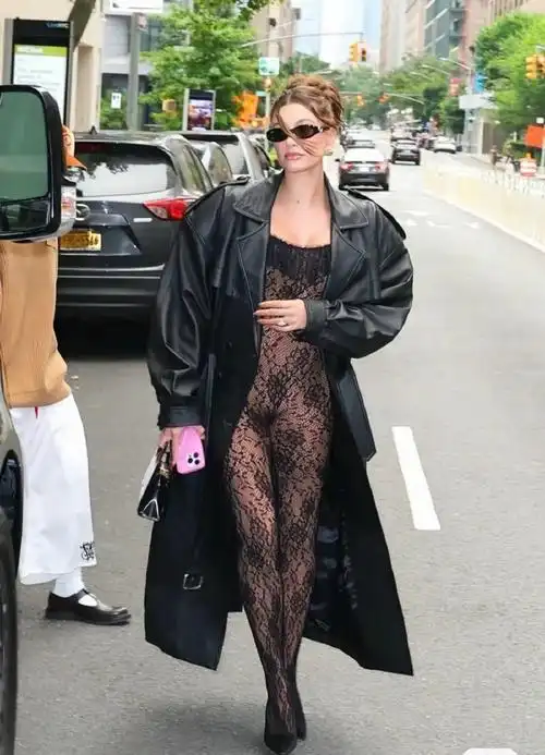 网友问出了我的疑问,海莉这一身连体衣引孕妇穿怎么上厕所?