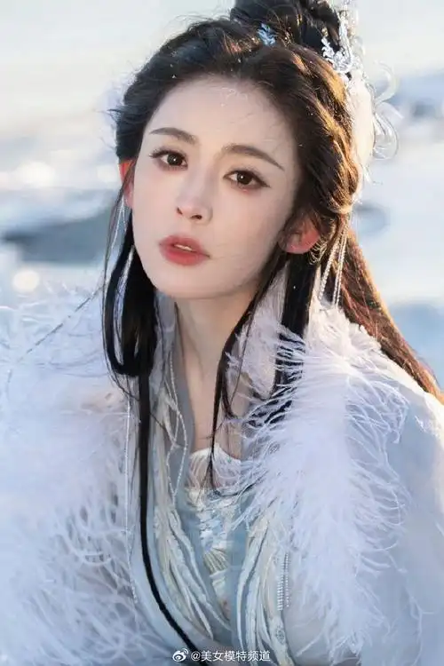 古力娜扎冰面仙羽写真释出 一袭古装白衣好似仙女下凡