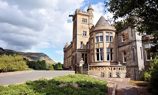 英国留学院校丨英国最美的校园:斯特灵大学