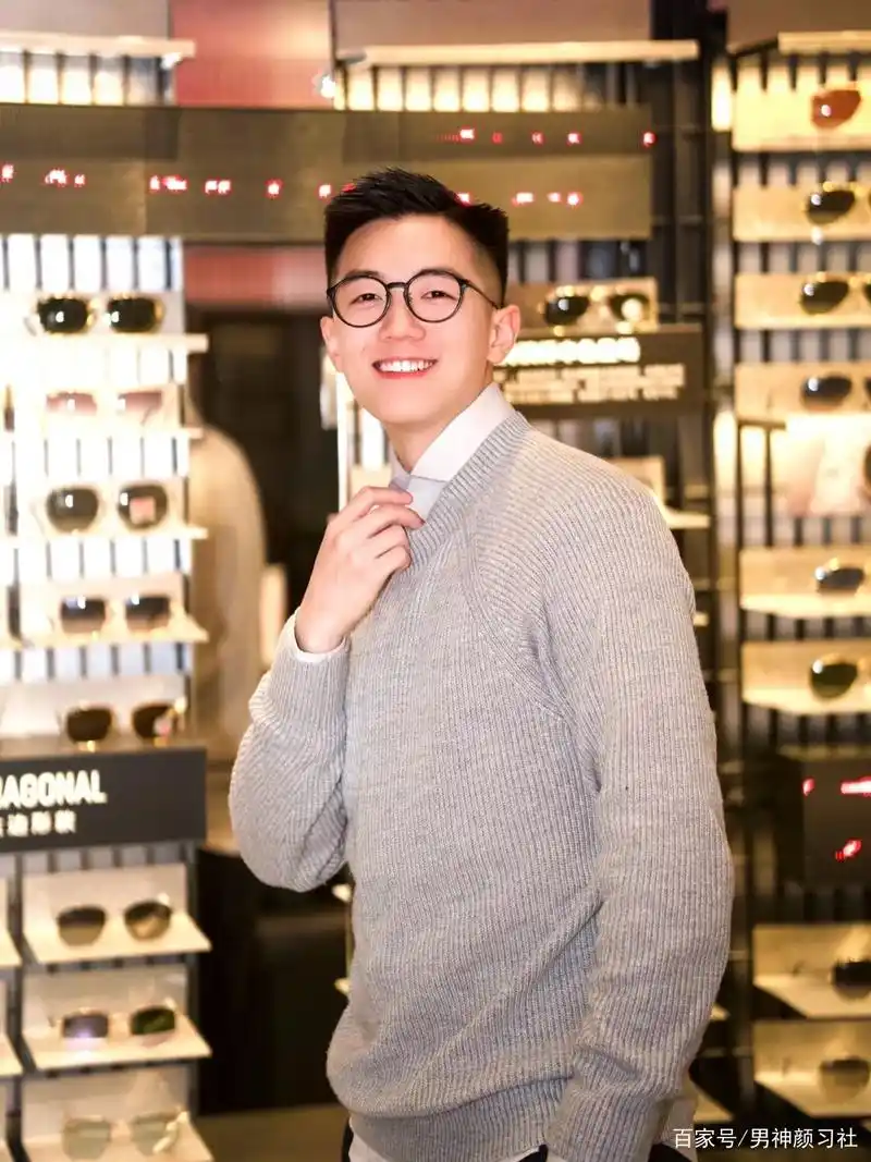 男生戴眼镜有多帅?提升颜值增添气质,更加吸引人注意