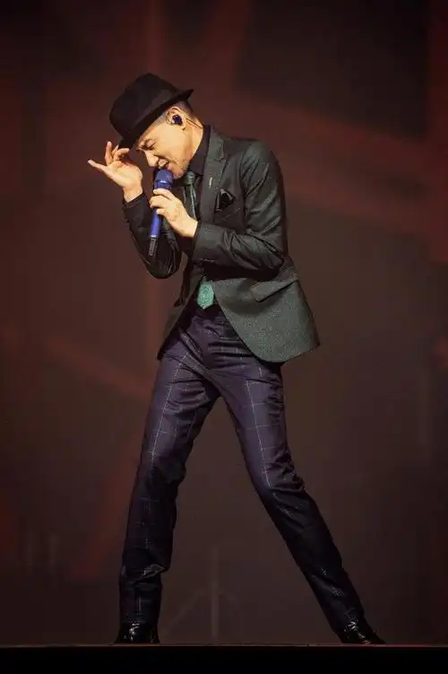 张学友演唱会摔倒盘坐的瞬间令人心疼医疗团队为其报平安