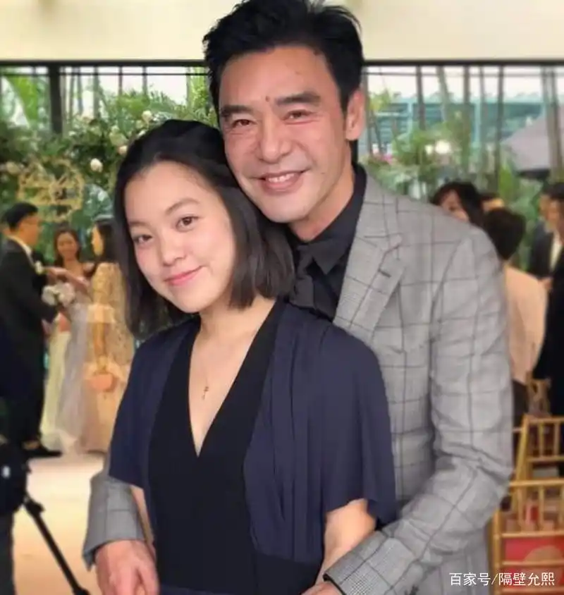 钟镇涛为妻子高调庆生,一家五口罕见同框,前妻女儿颜值太抢镜了