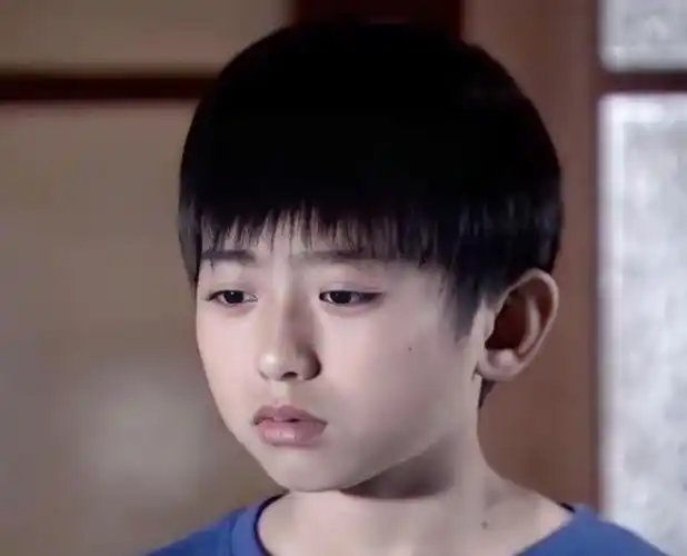 蔡徐坤,1998年出生于浙江省温州市,户籍是湖南吉首.