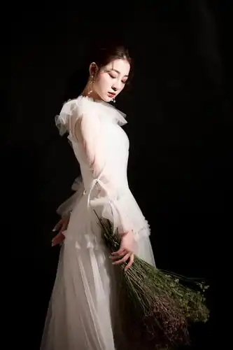 近日,歌手欣宝儿发布个人全新单曲《我是你的格桑花