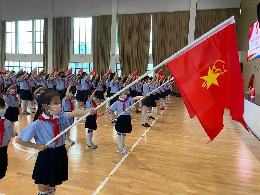 光荣的加入中国少年先锋队,并很荣幸的成为一名队旗手,加油少年 - 抖