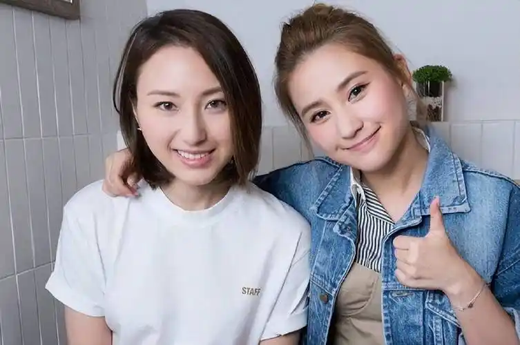 何超云和未婚夫出游,穿着清凉秀出好身材,男方望着她一脸甜蜜_陈婉珍