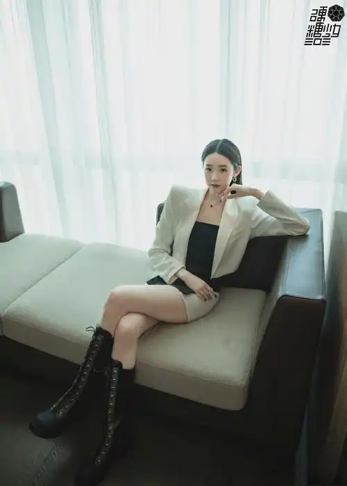 张艺凡身着白色极简西装内搭皮裙,气场满分,墨镜点缀增添飒气__财经