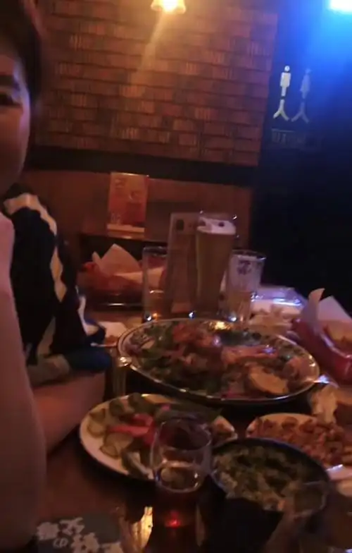 54岁梁雁翎退圈定居北京,与前央视主持酒吧喝酒,剪短发无人识