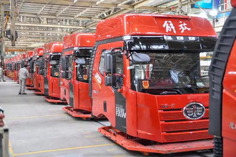 在位于长春的一汽解放总装车间,车辆在生产线上等待装配(2月2日摄).