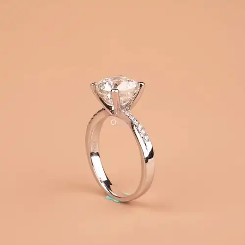 302克拉枕垫形钻石配钻石戒指