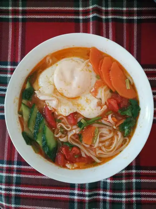 早起看看朝阳,一碗长寿面摆在桌上,岳母做的长寿面,愿我平安喜乐