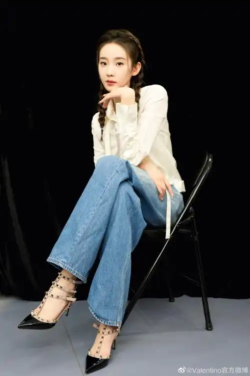 点击网页链接,探索更多.#华伦天奴高跟鞋##华伦天奴#张艺凡超话