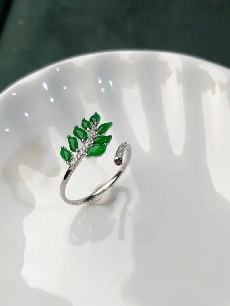 客定镶嵌出货～18k翡翠绿随行树叶款戒指