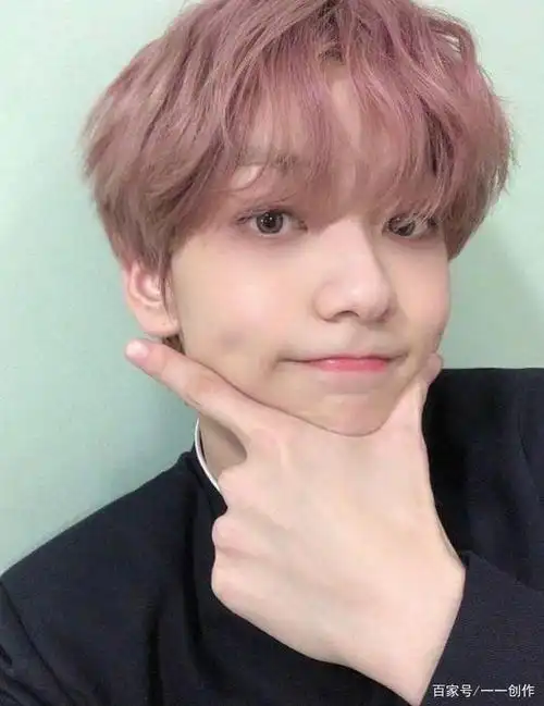 无可挑剔新人男idol秀彬高清近照