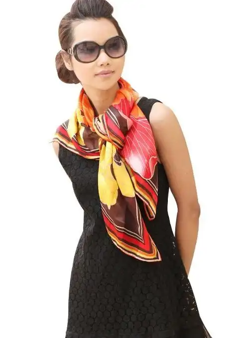 p>丝巾,女性围在脖子上的服装配饰,用于搭配服装,起到修饰作用.