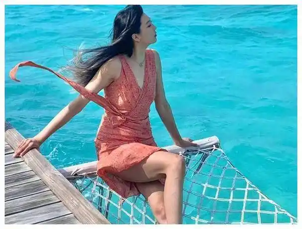 女排队长身材傲人外度假,穿泳装秀长腿,撩发妩媚诱人.