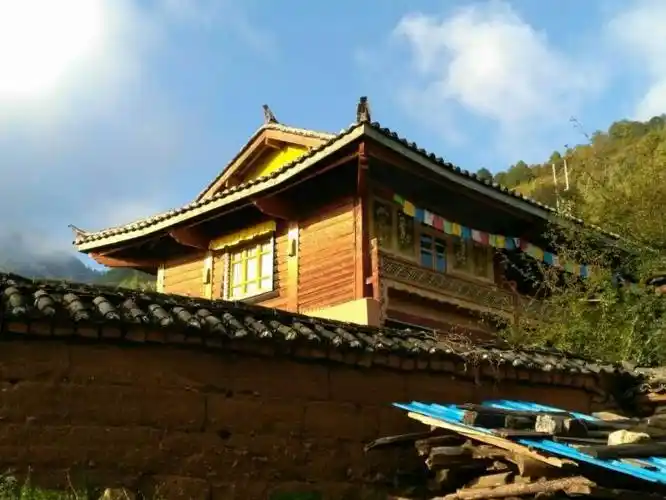 摩梭人走婚,暗婚阶段,从此窗户上进去约会的女子花楼.