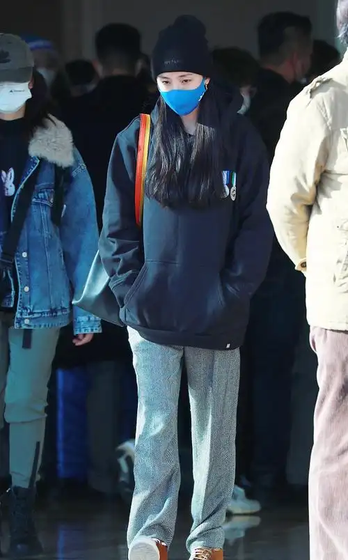 杨幂蓝色口罩卫衣潮酷机场照图片
