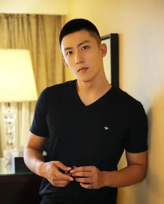 寸头是检验帅哥的唯一标准,易烊千玺大改观,而他可驾驭所有发型