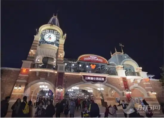 入乡随俗!上海迪士尼迎首个农历新年