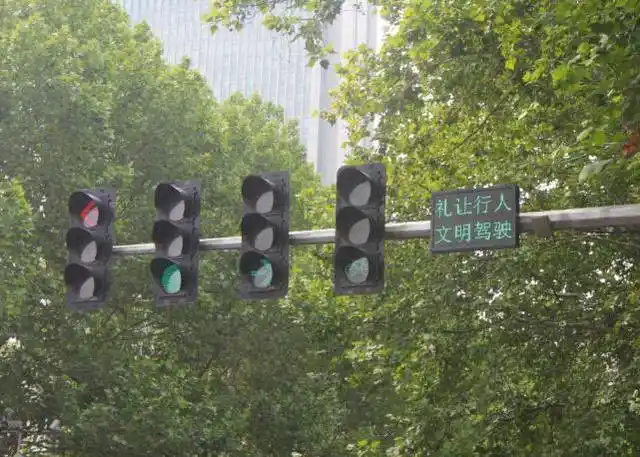 郑州部分路口再现倒计时红绿灯网友来来回回的折腾