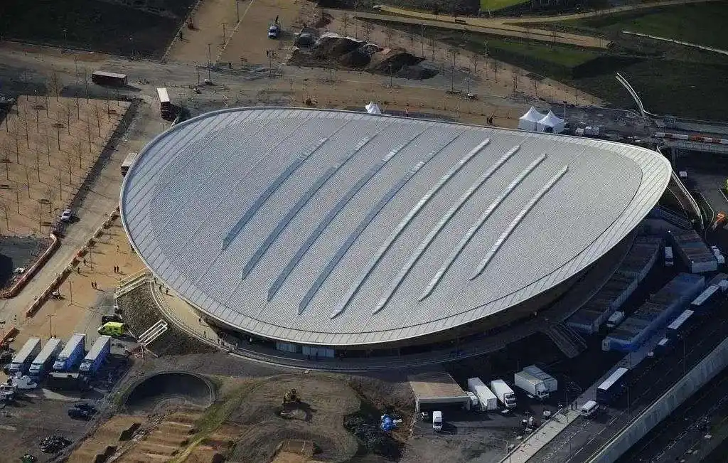 实际上,在建筑学中也会运用到这种双曲抛物面的设计.