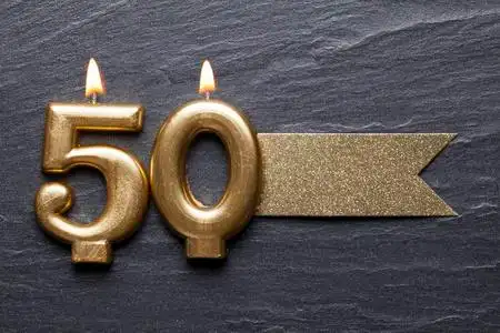 蜡烛标签带闪光标签的金色50号庆祝蜡烛照片