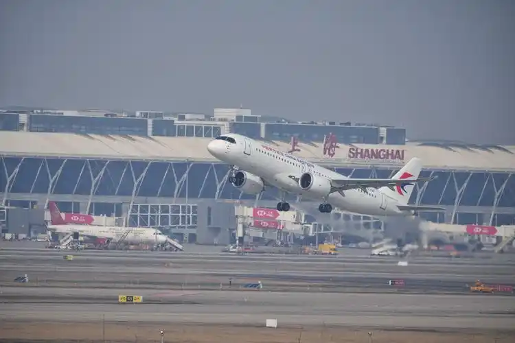 第五架c919国产大飞机,执行mu2999调机航班,从上海浦东国际机场出港