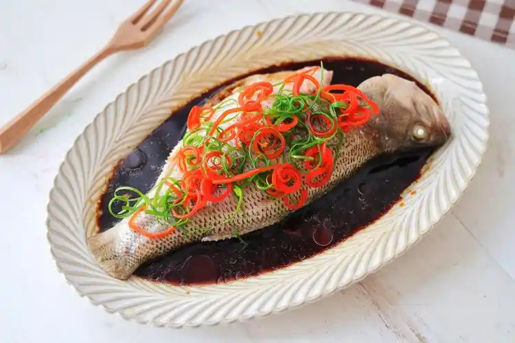 孩子最爱吃的清蒸鲈鱼简单蒸一蒸肉质鲜嫩清淡不油腻