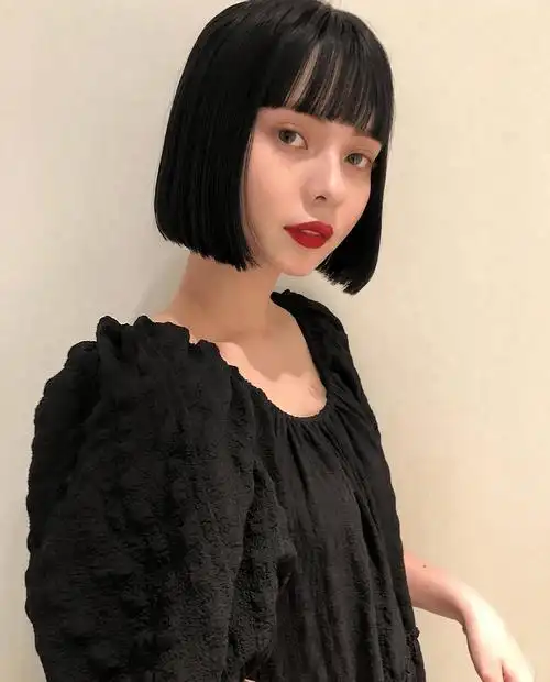 越简单的发型越时尚黑直短发一样可以很迷人