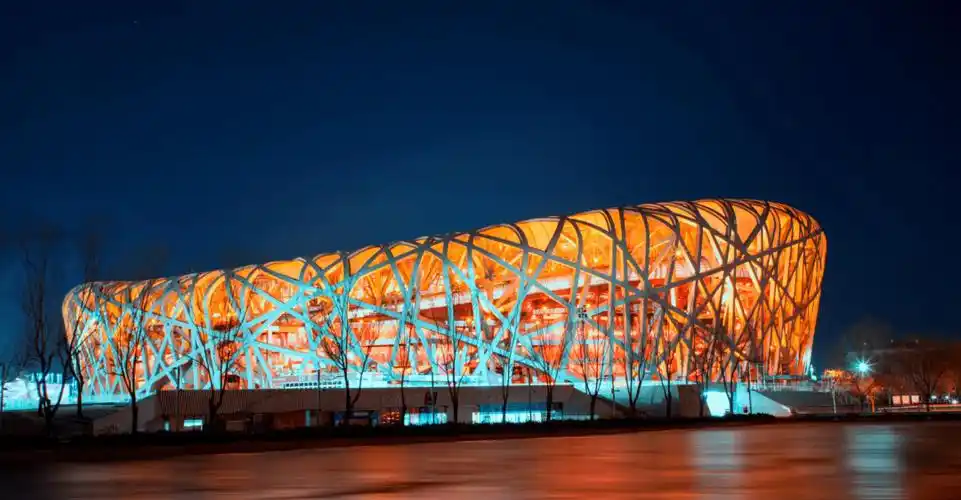 国家体育馆(鸟巢)夜景过硬的大型工程建造施工实力,也让买房人对北京
